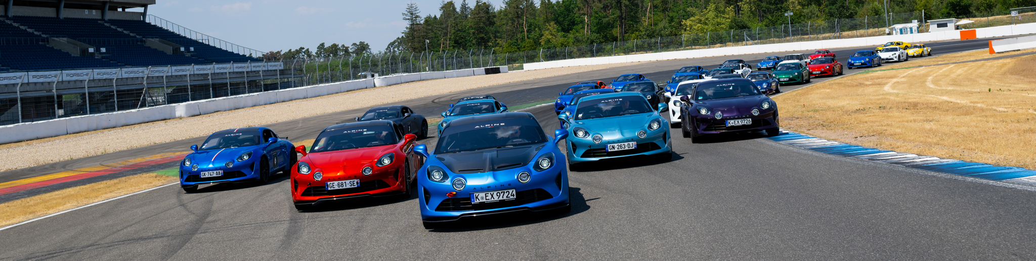 Alpine A110S, A110GT und A110R auf dem Hockenheimring vor der Mercedes Tribüne